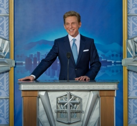 Dhr. David Miscavige, voorzitter van de raad Religious Technology Center, opende de Ideale Pacifica Bridge. Dhr. Miscavige was daar samen met duizenden scientologen die zich op de L. Ron Hubbard Way verzameld hadden om deze historische gebeurtenis te vieren.