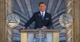 De heer David Miscavige, voorzitter van de raad van het Religious Technology Center en kerkelijk leider van de Scientology religie, wijdde de nieuwe Scientology kerk in van Los Angeles op 24 april 2010, tezamen met maatschappelijke leiders, overheidsfunctionarissen en 6,000 scientologen en hun gasten die aanwezig waren.
