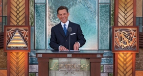 Dhr. David Miscavige, leider van de Scientology religie en voorzitter van de raad van het Religious Technology Center, trad op als ceremoniemeester bij de opening van de Scientology Kerk van Pasadena.