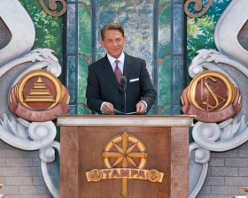 De heer David Miscavige, Voorzitter van de Raad van Religious Technology Center en kerkelijk leider van de Scientology religie wijdde de nieuwe Scientology Kerk van Tampa in, ter ere van het Honderdjarig bestaan van de grondlegger L. Ron Hubbard.