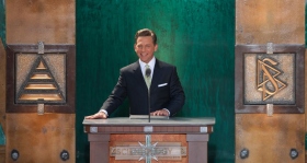 Dhr. David Miscavige, kerkelijk leider van de Scientology religie en voorzitter van de raad van het Religious Technology Center, wijdde de nieuwe Scientology Kerk van de staat Washington in.