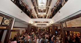 Nadat het lint viel, maakten duizenden Scientologen en gasten een tour door de Kerk's spectaculaire gallerij van drie verdiepingen met glazen dak.