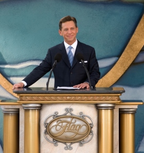 “Het komt er uiteindelijk op neer dat Fort Harrison altijd een baken zal blijven voor iedereen in Clearwater”, zei de heer David Miscavige, kerkelijk leider van de Scientology religie, voordat hij het lint van het gerestaureerde monumentale pand doorknipte.