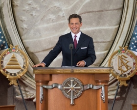 De heer David Miscavige, Voorzitter van de Raad van het Religious Technology Center en kerkelijk leider van de Scientology religie, opende een nieuwe kerk in de hoofdstad van Amerika.