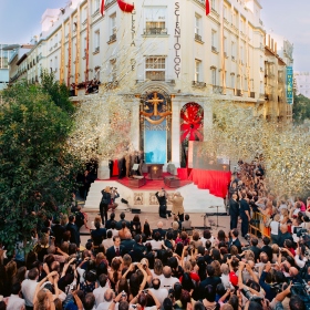 Door het doorknippen van het lint in Letters, Madrid werd een nieuw tijdperk ingeluid voor religieuze vrijheid in Spanje. Hierbij verkondigden hoogwaardigheidsbekleders op het gebied van recht, religie en mensenrechten dat Scientology hun land hoop zal bieden.