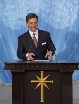 De heer David Miscavige, kerkelijk leider van de Scientology religie, opende de Nationale Scientology Kerk van Spanje en verwelkomde de duizenden aanwezigen in hun nieuwe Kerk.