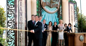 De heer Miscavige was de ceremoniemeester van de opening van de nieuwe Scientology Kerk van Nashville en werd vergezeld door de directeuren van de kerk een speciaal uitgenodigde gasten om officieel de deuren van de Scientology Kerk van Nashville te openen voor iedereen.