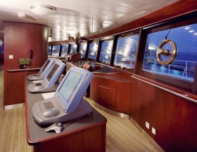 De volledig gedigitaliseerde brug van de Freewinds is voorzien van het geavanceerde Kelvin Hughes Radarsysteem en de panoramische ramen bieden een uitzicht van 360 graden.