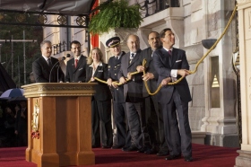 De heer Davis Miscavige werd tijdens het doorknippen van het lint op het podium bijgestaan door de hoofdinspecteur van de politie van Londen, de wethouder van Londen en een afgevaardigde van de Verenigde Naties.