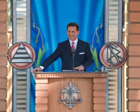 De heer David Miscavige, voorzitter van de raad van het Religious Technology Center en kerkelijk leider van de Scientology religie, trad op als ceremoniemeester bij de opening van de nieuwe Scientology Kerk van Malmö op 4 april 2009.