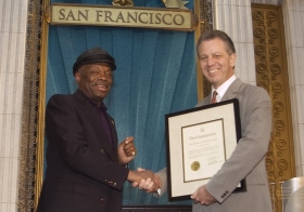 Onder de gerenommeerde gasten was de burgemeester van San Francisco de heer Willie Brown, die een proclamatie aan de Kerk presenteerde “voor haar inspanningen om de Bay Area een betere leefomgeving te maken voor al haar bewoners ongeacht, kleur, geloofsovertuiging en of plaats in de samenleving”.