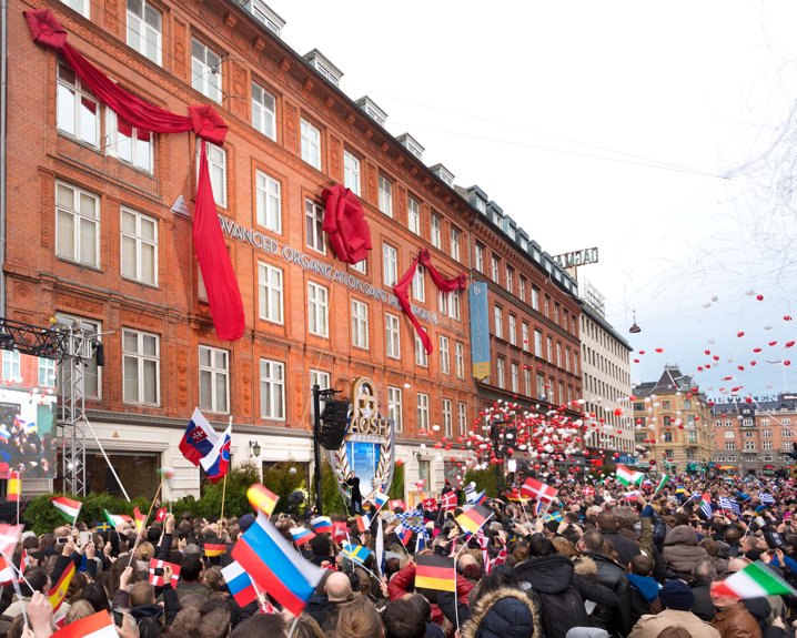 Duizenden scientologen uit meer dan 30 landen waren in het centrum van Kopenhagen samen gekomen om de opening van de Ideale Hogere Organisatie en Saint Hill Europa (AOSH EU) bij te wonen. De AOSH EU is een meertalige organisatie die de gevorderde niveaus van de Scientology Brug naar Totale Vrijheid levert aan alle scientologen in Europa.