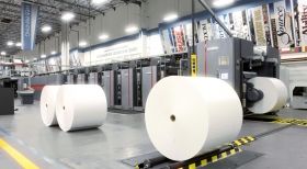 De 121 ton wegende rotatiepers maakt gebruik van 10 kilometer lange rollen papier en kan 55.000 pagina’s per uur afdrukken in meer dan tien talen.